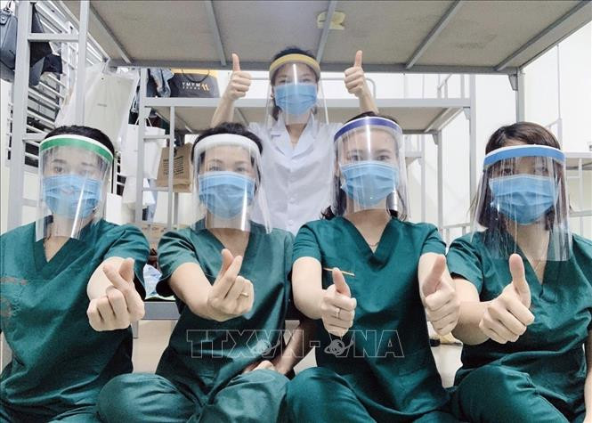 Les médecins et le personnel médical de l'Hôpital central des maladies tropicales de Kim Chung, district de Dong Anh, à Hanoï, montrent leur optimisme et leur détermination à vaincre la pandémie de COVID-19.