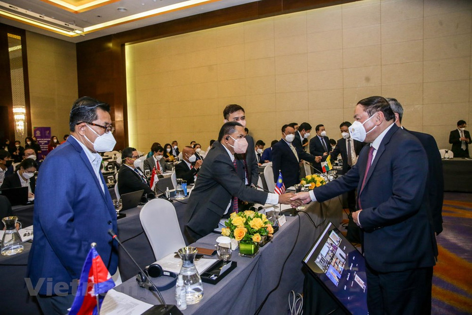  Lors de la première réunion des chefs des délégations sportives participant aux 31es Jeux d'Asie du Sud-Est ayant lieu le 18 janvier en ligne, le Comité d’organisation a présenté son rapport sur les préparatifs et les mesures préventives de l’épidémie de COVID-19. Concrètement, trois aéroports seront destinés à l’accueil des délégations sportives des SEA Games 31 : Nôi Bài (à Hanoï), Vân Dôn (province de Quang Ninh) et Cat Bi (ville de Hai Phong). Les sportifs ne seront autorisés à aller nulle part ailleurs que sur leurs lieux d'hébergement et de compétition. Des tests de dépistage seront effectués toutes les 72 heures. Photo: VietnamPlus