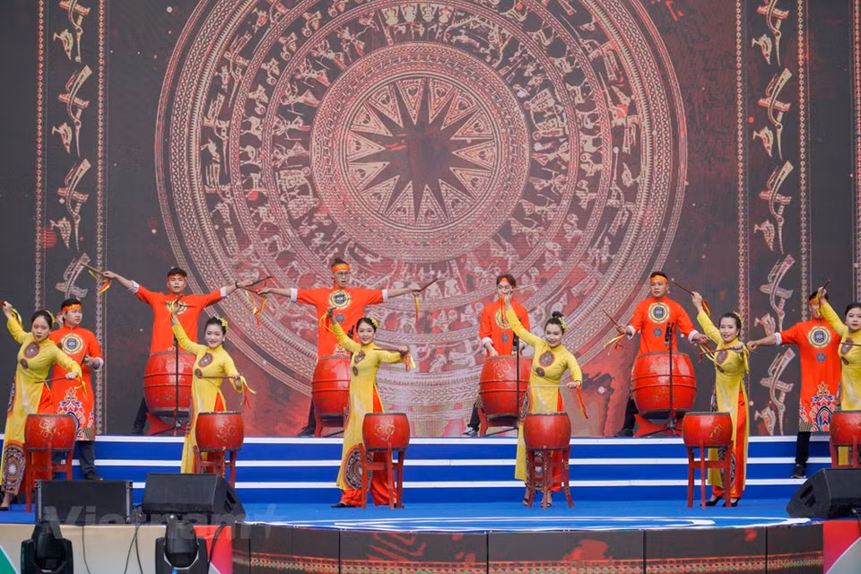 Le festival était destiné à promouvoir l’image de Hanoï et du Vietnam auprès des amis internationaux, contribuant ainsi à construire une Asie du Sud-Est solidaire, amicale et prospère. Le samedi soir, a eu lieu un gala artistique et un festival de musique estudiantin en l’honneur des SEA Games. Les SEA Games 31 qui ont lieu du 5 au 23 mai 2022 dans 12 villes et provinces que sont Hanoï, Bac Ninh, Hai Duong, Hai Phong, Quang Ninh, Ha Nam, Nam Dinh, Ninh Binh, Hoa Binh, Vinh Phuc, Phu Tho et Bac Giang. Les SEA Games 31 comportent 40 disciplines avec plus de 520 catégories de compétition.