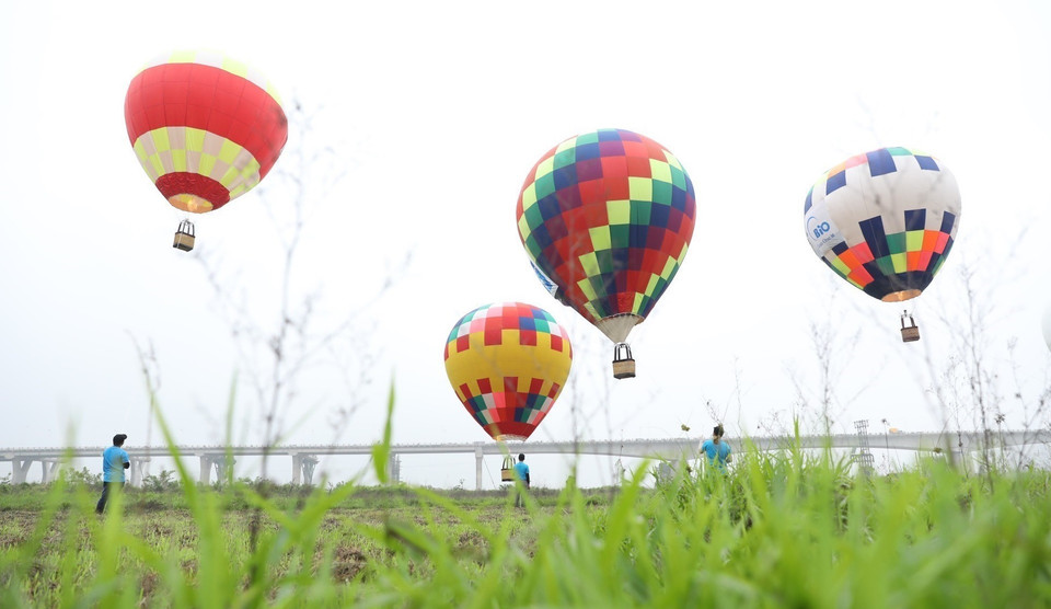 Les nouveaux services ont offert aux visiteurs l’occasion de découvrir l'espace à l'intérieur d'une montgolfière, ainsi que de contempler Hanoï à 50m d’altitude au maximum.