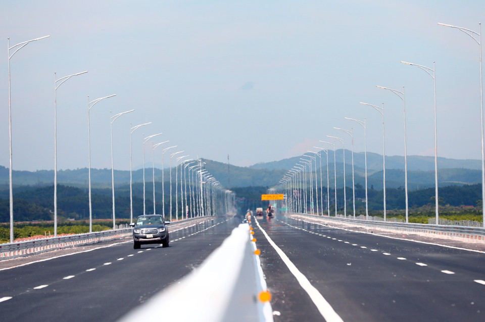 Il est également relié à l'autoroute traversant Vân Dôn, Ha Long, Hai Phong, Hanoï et Lao Cai, formant la plus longue autoroute du pays - près de 600 km. Cela fait de Quang Ninh la localité dotée de la plus grande longueur d'autoroute - 176 km.