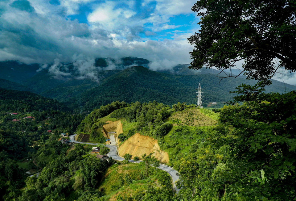 A environ 100 km de la ville de Dien Bien Phu (province de Dien Bien), et situé dans le plateau de Ta Phin, le col de Pha Din est l’un des quatre plus grands cols du Nord-Ouest.