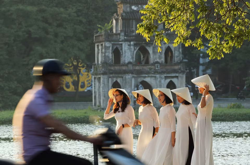 CNN écrit : le cha ca de Hanoï est si célèbre qu'une rue porte le nom de ce plat. Le banh tom de Hanoï est aussi un plat à ne pas manquer.