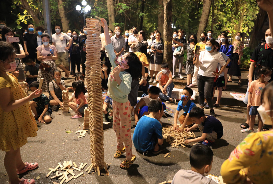 En plus des jeux folkloriques, le jeu de puzzle en bois intéresse beaucoup de gens. Photo: VNA