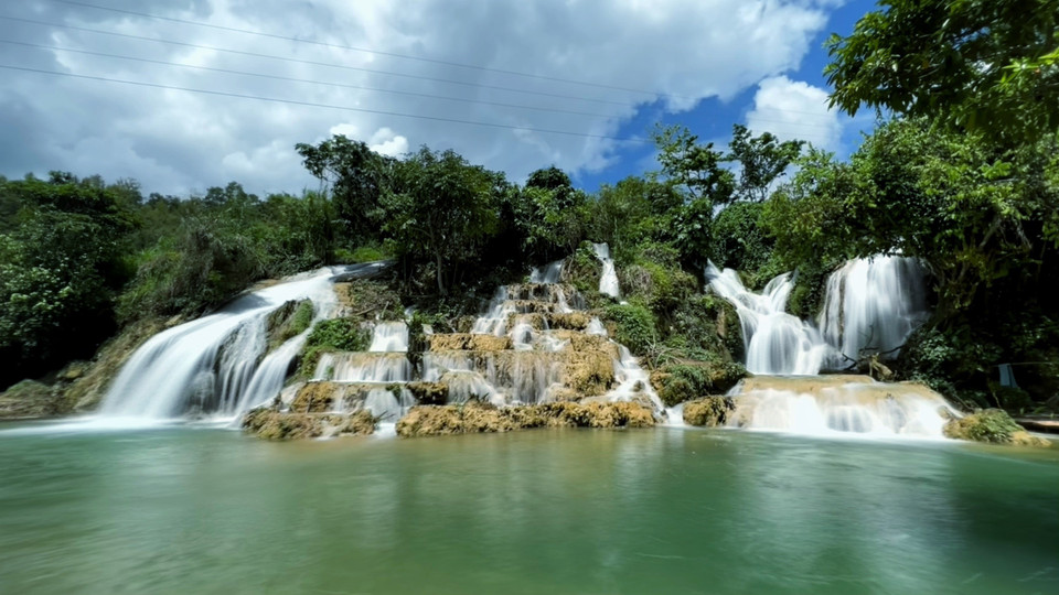 Dans le géoparc mondial de Non Nuoc Cao Bang reconnu par l'UNESCO, il existe de nombreux sites naturels magnifiques, notamment la cascade de Ban Sam dans le district de Quang Hoa, province de Cao Bang (Nord).