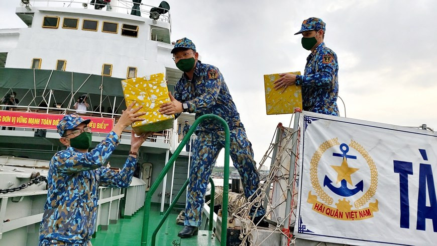 Les cadeaux comprennent des vivres, des aliments et des produits typiques du Têt traditionnel tels que "banh chung" (gâteau de riz gluant), confiserie, viandes de poulet et de porc..., ainsi que des livres et journaux. Photo: VNA