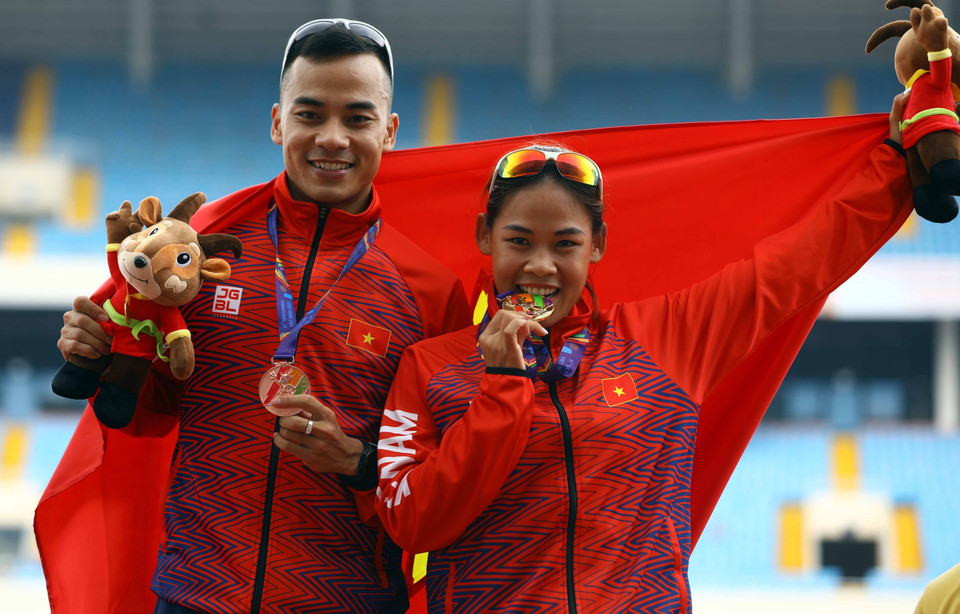 La joie de l'athlète Nguyen Thi Thanh Phuc (médaille d'or dans l'épreuve de 20km marche femmes) et de son frère Nguyen Thanh Ngung (médaille de bronze à 20 km marche hommes).