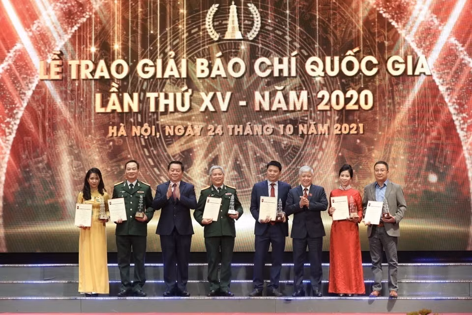 Cérémonie de remise des Prix nationaux de la presse 2020. Photo: VNA