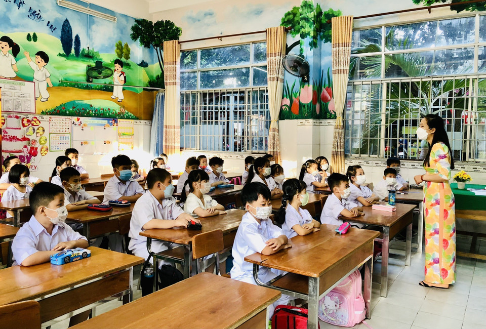Les élèves de l'école primaire Ngo Quyen dans la ville de Can Tho portent le masque facial durant le cours.