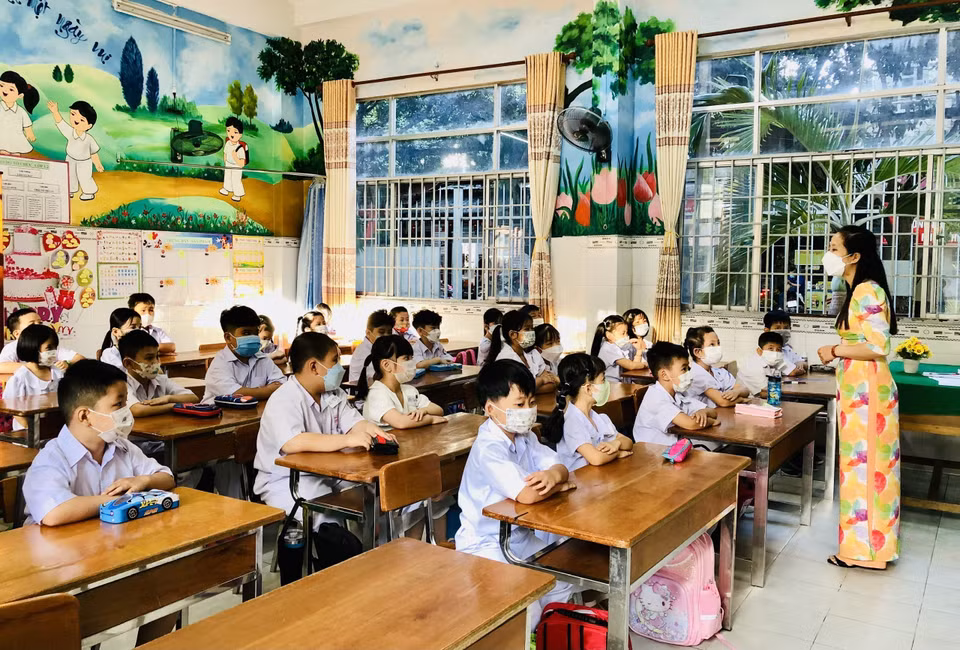 Les élèves de l'école primaire Ngo Quyen dans la ville de Can Tho portent le masque facial durant le cours. 