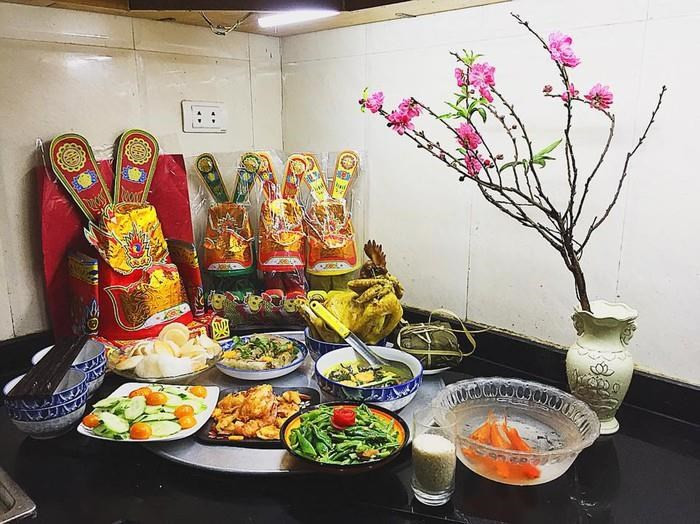 Tous les 23e jour du dernier mois lunaire, les Vietnamiens fêtent le génie du Foyer, appelé Táo Quân ou plus familièrement Ông Táo en vietnamien. 