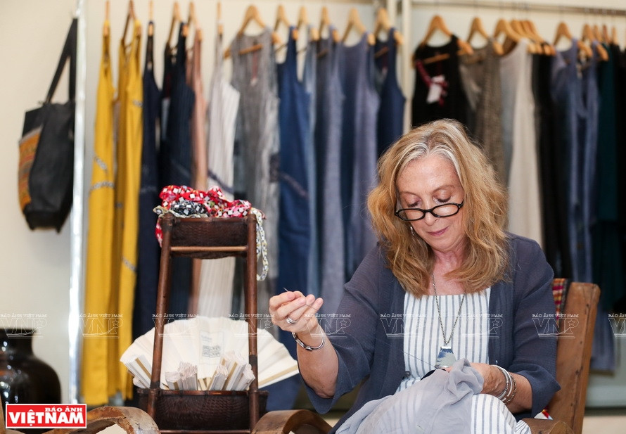  Elle est passionnée de brocart vietnamien.