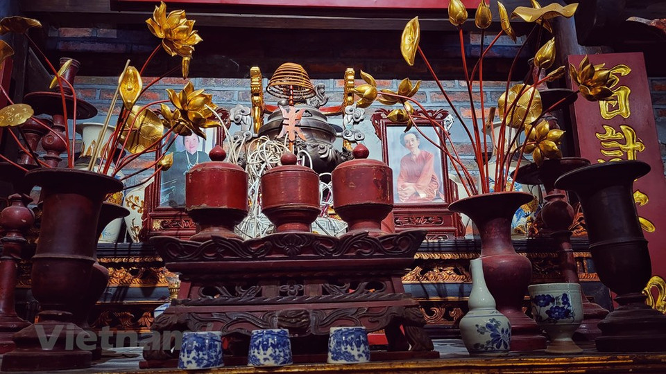 Ces dernières années, le village de Bat Tràng a constamment innové en matière de technologies de production et de conception de produits. Hormis la production d’ustensiles de la vie courante, Bat Tràng est aussi connu pour ses objets de culte tels que cassolettes et brûle-parfums. Ses produits se vendent dans l’ensemble du pays et s’exportent même vers le Japon, la République de Corée, les États-Unis et des pays européens. La localité comptabilise environ 200 entreprises. À l’heure actuelle, près de 1.000 foyers participent à la production ou au commerce de céramiques. Certaines entreprises réalisent un chiffre d’affaires d’exportation d’un million de dollars par an.