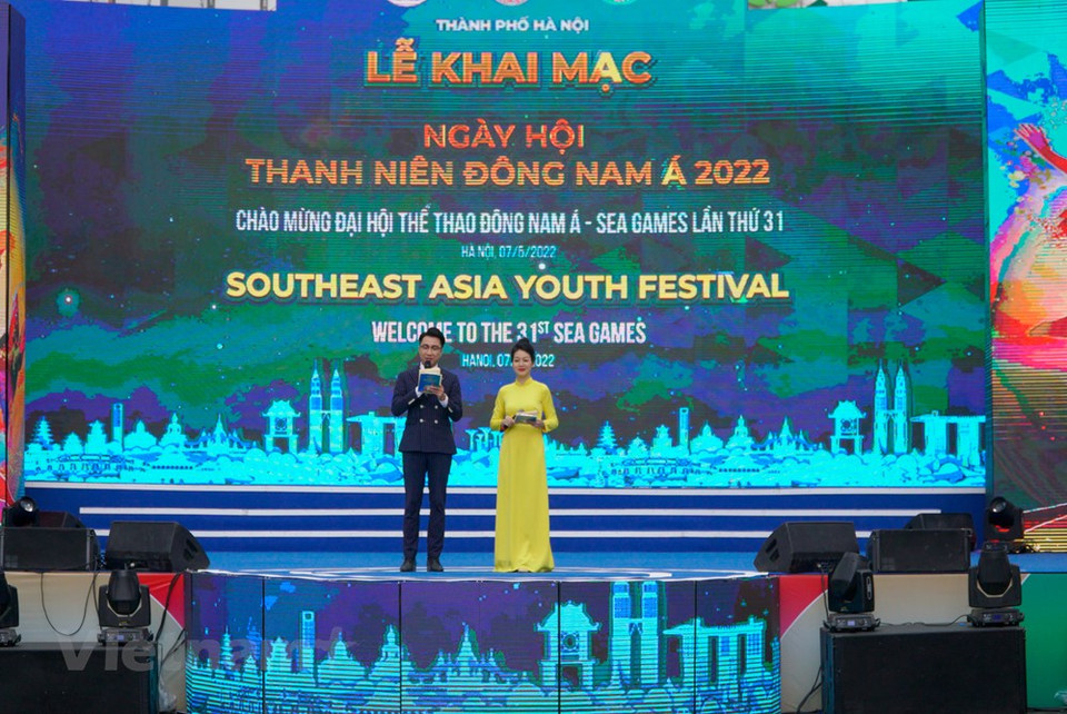 En l’honneur des 31e Jeux sportifs d’Asie du Sud-Est (SEA Games 31), l’antenne hanoienne de l’Union de la jeunesse communiste Hô Chi Minh a inauguré samedi matin, 7 mai, le Festival de la jeunesse d’Asie du Sud-Est. L’évènement s’est tenu autour du lac Hoàn Kiêm. Plusieurs activités y furent organisées : une exposition de fleurs et de costumes nationaux des pays participants, un stand consacré aux cuisines sud-est asiatiques, une carte géante célébrant la solidarité des pays de la région, une marche collective et des compétitions de chant, de danse, d’arts martiaux et de sports de rue.