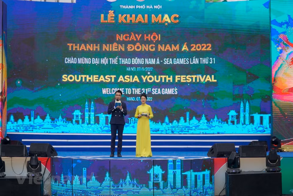 En l’honneur des 31e Jeux sportifs d’Asie du Sud-Est (SEA Games 31), l’antenne hanoienne de l’Union de la jeunesse communiste Hô Chi Minh a inauguré samedi matin, 7 mai, le Festival de la jeunesse d’Asie du Sud-Est. L’évènement s’est tenu autour du lac Hoàn Kiêm. Plusieurs activités y furent organisées : une exposition de fleurs et de costumes nationaux des pays participants, un stand consacré aux cuisines sud-est asiatiques, une carte géante célébrant la solidarité des pays de la région, une marche collective et des compétitions de chant, de danse, d’arts martiaux et de sports de rue.