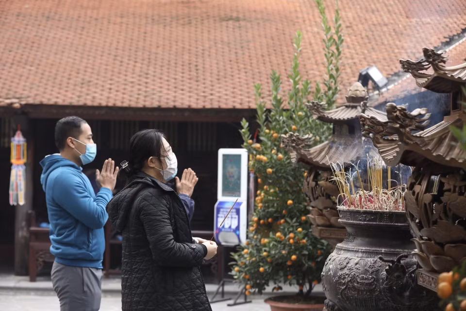 Les Vietnamiens vont à la pagode pour divers buts tels que les prières pour le gain de l’argent, la fortune, la paix, la chance en amour, en bonne santé pour eux-mêmes et pour leurs proches dans la famille. 