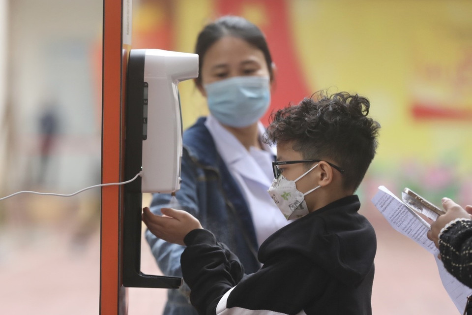 Les enfants reçoivent deux doses du même vaccin, la deuxième dose étant injectée quatre semaines après la première. 