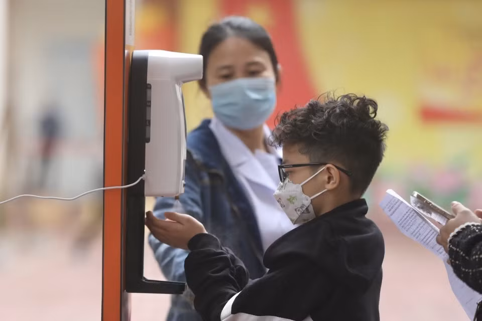 Les enfants reçoivent deux doses du même vaccin, la deuxième dose étant injectée quatre semaines après la première. 