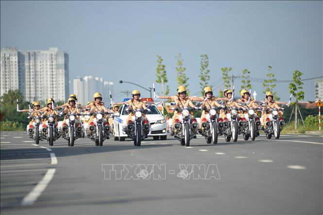Des femmes de la police de la circulation déployées en formation.