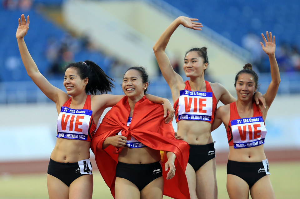 La joie des athlètes Hoang Thi Ngoc, Quach Thi Lan, Nguyen Thi Huyen et Nguyen Thi Hang après avoir remporté l'or au relais féminin 4x400m avec un record de 3 minutes 37 secondes 99.