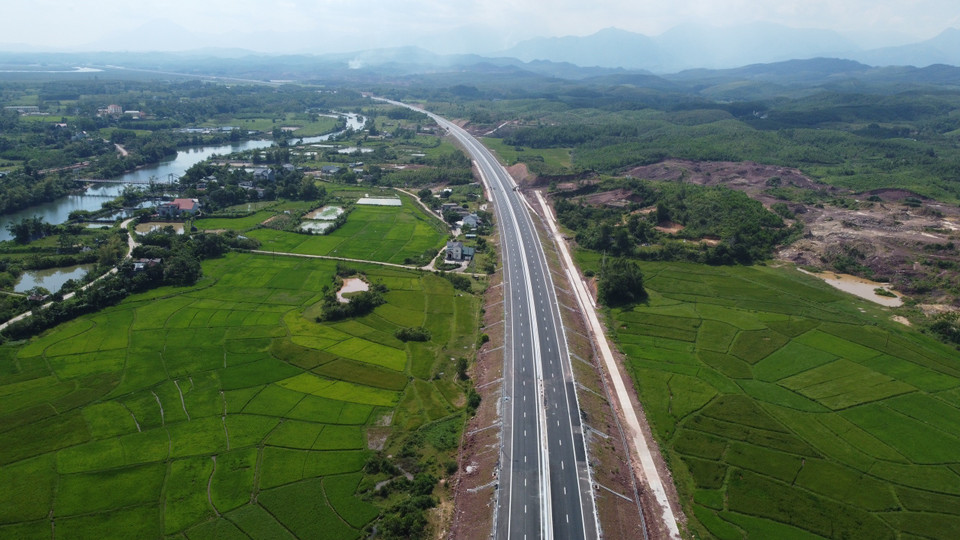 En outre, c'est l'une des routes comportant le plus de ponts maritimes et fluviaux du pays, avec 35 ponts totalisant plus de 7,9 km sur l'itinéraire principal, soit l'équivalent de 10 % de sa longueur.