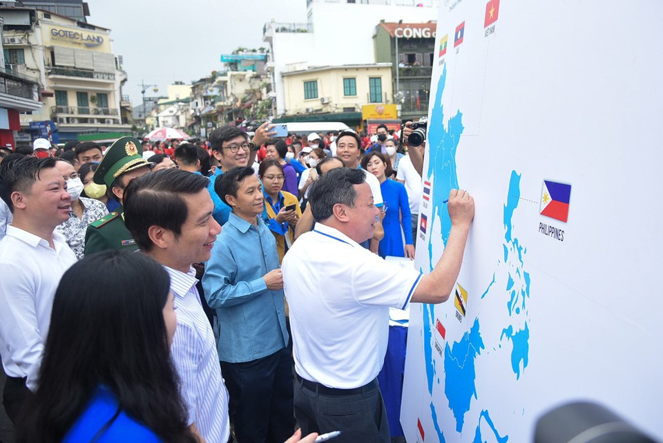 Le secteur touristique organise aussi des événements, notamment le Festival du tourisme de Hanoï 2022, le Festival des souvenirs du tourisme de Hanoi 2022, l’ouverture du Centre de la quintessence des villages de métiers dans le village de la céramique de Bat Trang. Hanoï a également organisé de nombreuses activités telles que le lancement du compte à rebours des SEA Games 31, suivi d’une course autour du lac de l’Epée restituée au cœur de la capitale. Se faisant belle pour les SEA Games 31, Hanoï a installé un système des panneaux d’affiches, des banderoles, des écrans LED... dans les rues principales, autour des gymnases et du site où se dérouleront les cérémonies d’ouverture et de clôture et des compétitions.