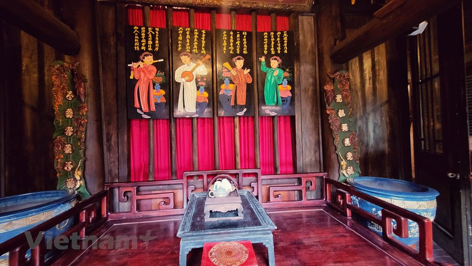 La majorité des antiquités conservées dans cette ancienne maison sont des céramiques du village d’artisanat traditionnel de Bat Trang, qui ont été collectées par son propriétaire. Chaque objet est une illustration d’une période de développement de la culture et de l'histoire du village de Bat Trang. La maison sur pilotis 150 est ainsi devenu une destination de prédilection de nombreux touristes qui s’intéressent à en savoir plus sur les antiquités et objets anciens. Une autre information: la maison appartient à l’un des enfants du feu écrivain Kim Lan. C’est pourquoi un autel dédié à l’écrivain Kim Lan et à son épouse est installé dans la maison.