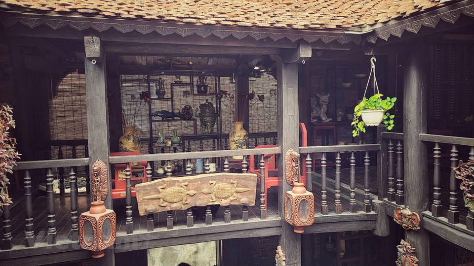 Le pays garde encore des métiers artisanaux vieux de plusieurs siècles. Malgré des hauts et bas, de nombreux villages sont toujours fidèles aux métiers ancestraux. Les modèles et les formes des produits ont souvent été nettement améliorés. Beaucoup de produits réservés à l’utilisation dans la vie quotidienne sont appréciés de touristes... Chaque produit artisanal illustre la culture, le goût, le sens esthétique et la vie des habitants locaux. Visiter les villages de métier est une expérience intéressante. Outre leurs contributions au développement socio-économique de la ville, les villages de métier sont considérés comme un patrimoine culturel. Pour développer l’industrie artisanale, Dô Trong Doàn, artisan du village de laque de Hà Thai, estime qu’il est nécessaire de créer des pages de commerce électronique sur les produits artisanaux, d’organiser régulièrement des foires et des promotions commerciales dans ou hors du pays, permettant aux entreprises d’échanger, de trouver des clients, des fournisseurs et des distributeurs.