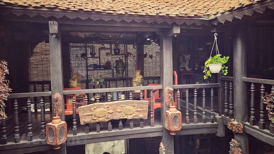 Le pays garde encore des métiers artisanaux vieux de plusieurs siècles. Malgré des hauts et bas, de nombreux villages sont toujours fidèles aux métiers ancestraux. Les modèles et les formes des produits ont souvent été nettement améliorés. Beaucoup de produits réservés à l’utilisation dans la vie quotidienne sont appréciés de touristes... Chaque produit artisanal illustre la culture, le goût, le sens esthétique et la vie des habitants locaux. Visiter les villages de métier est une expérience intéressante. Outre leurs contributions au développement socio-économique de la ville, les villages de métier sont considérés comme un patrimoine culturel. Pour développer l’industrie artisanale, Dô Trong Doàn, artisan du village de laque de Hà Thai, estime qu’il est nécessaire de créer des pages de commerce électronique sur les produits artisanaux, d’organiser régulièrement des foires et des promotions commerciales dans ou hors du pays, permettant aux entreprises d’échanger, de trouver des clients, des fournisseurs et des distributeurs.