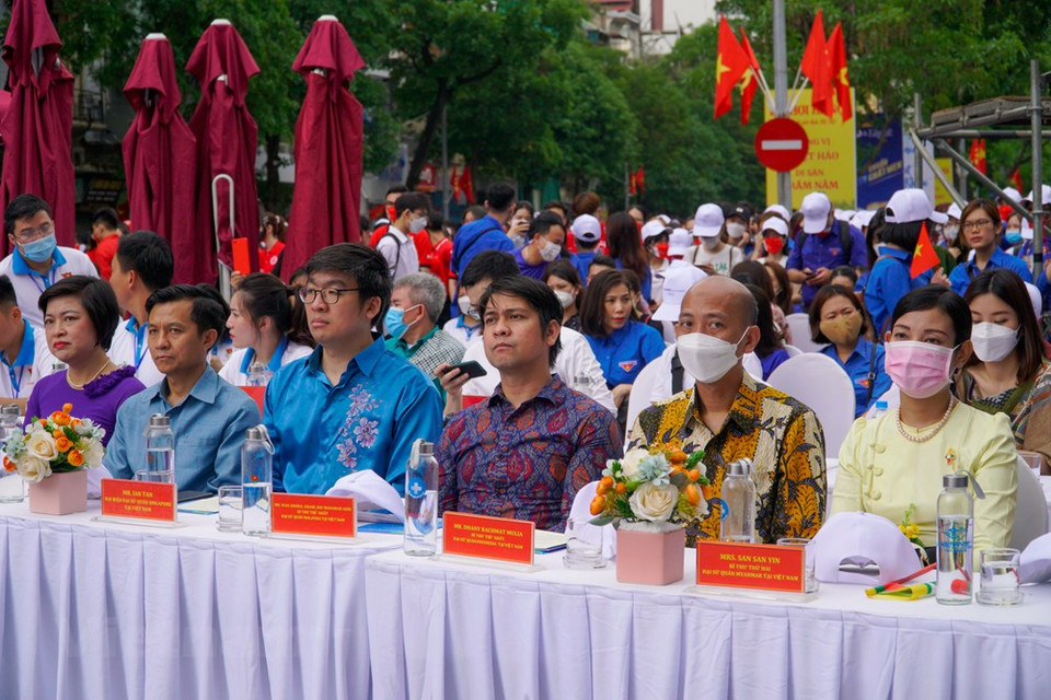 C’est la deuxième fois que la capitale Hanoï du Vietnam accueille les SEA Games depuis 2003. Moins de 60 jours avant les SEA Games 31, les derniers préparatifs sont mis en œuvre de toute urgence. Les cérémonies d’ouverture et de clôture sont prévues respectivement les 12 et 23 mai à Hanoï. A ce jour, les préparatifs en matière d’infrastructures, d’équipements, d’hébergement et de scénarios d’organisations de compétitions sont en voie de finalisation. La capitale Hanoï, qui accueille 18 compétitions dans le cadre des SEA Games 31 accélère les derniers préparatifs pour le plus grand événement sportif de la région de l’ASEAN.