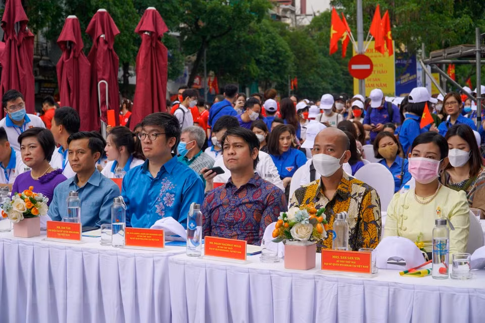 C’est la deuxième fois que la capitale Hanoï du Vietnam accueille les SEA Games depuis 2003. Moins de 60 jours avant les SEA Games 31, les derniers préparatifs sont mis en œuvre de toute urgence. Les cérémonies d’ouverture et de clôture sont prévues respectivement les 12 et 23 mai à Hanoï. A ce jour, les préparatifs en matière d’infrastructures, d’équipements, d’hébergement et de scénarios d’organisations de compétitions sont en voie de finalisation. La capitale Hanoï, qui accueille 18 compétitions dans le cadre des SEA Games 31 accélère les derniers préparatifs pour le plus grand événement sportif de la région de l’ASEAN.