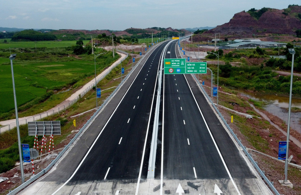 L'autoroute, longue de 80,23 km et large de 25,25 m, relie l'aéroport international de Vân Dôn et la route d'accès au pont Bac Luân 2 à la frontière entre le Vietnam et la Chine dans la ville de Mong Cai. Construit en un peu plus de deux ans depuis l'achèvement du déminage du site, il dispose de quatre voies pour les véhicules, de deux voies d'urgence et d'une vitesse de conception de 120 km/heure, qui est également la vitesse de conception maximale pour les autoroutes au Vietnam.