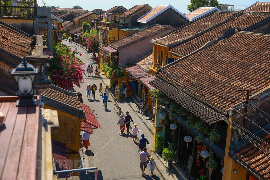 Des touristes étrangers affluent vers la vieille ville de Hoi An dans la province de Quang Nam (Centre), après près de 2 ans de fermeture de ses activités touristiques, en raison de l'épidémie de COVID-19. 