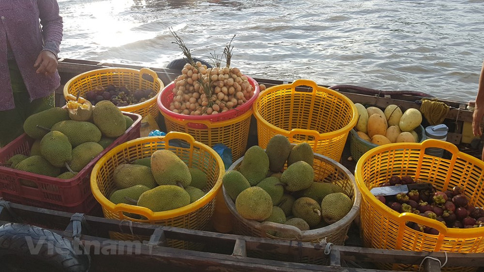 Caractéristiques propres du delta du Mékong, les marchés flottants sont partout sur la terre des neuf dragons. De Sai Gon au cap de Ca Mau, vous trouverez les marchés Cai Be à Tiên Giang, Cai Rang à Cân Tho, Phung Hiêp à Hâu Giang, Nga Nam à Soc Trang, Gành Hào, Thoi Binh à Cà Mau, etc. Un des trois plus grands marchés de la région Sud-Ouest est le marché flottant de Cai Rang, situé à seulement quelques kilomètres de la ville de Can Tho. Il est l'endroit le plus fréquenté et le plus typique de la culture fluviale de la région du Nam Bô occidental. Il vend principalement des produits agricoles typiques venus des provinces avoisinantes. Photo: VietnamPlus