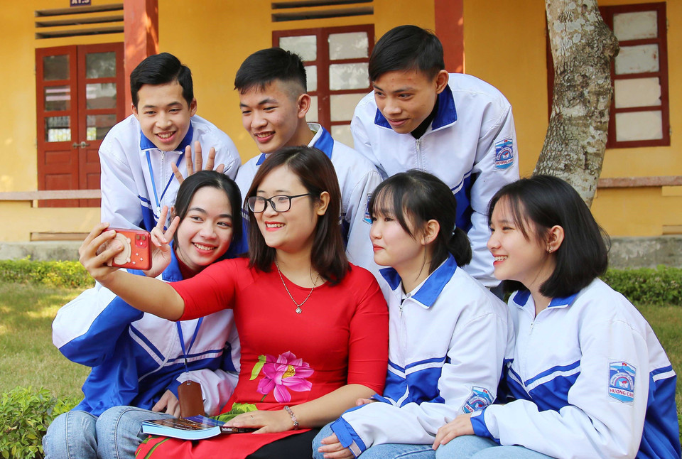 Pour la première fois, une Vietnamienne figure dans la liste des dix candidats à la finale du Global Teacher Prize, qui récompense chaque année le meilleur enseignant au monde. Hà Ánh Phuong, de l’ethnie Muong, est la plus jeune.