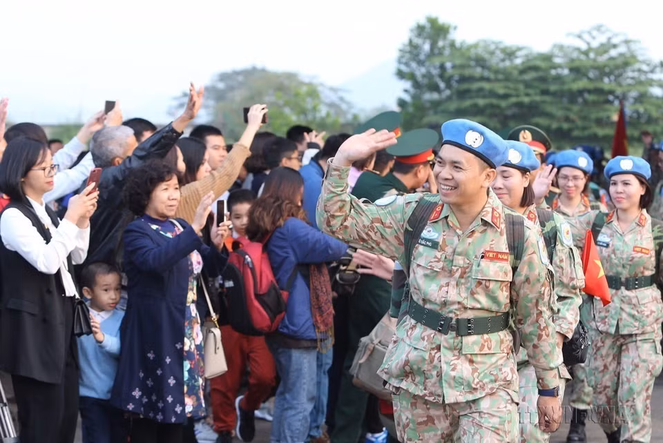 Des officiers et soldats de l'Hôpital de campagne de niveau 2 N°2 disent au revoir à leurs parents et camarades avant leur départ pour les missions au Soudan du Sud, le 26 novembre 2019 à Hanoï. 