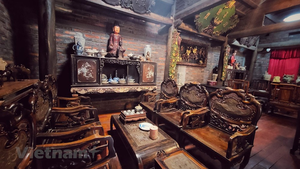 On peut également citer les villages de poterie de Phù Lang, de gravure à Dông Ky (province de Bac Ninh), de moulage à Y Yên (province de Nam Dinh), de sculpture sur pierre à Non Nuoc (province de Ninh Binh), de passementerie à Thanh Hà (province de Hà Nam)... Tous sont au Nord. De son côté, la région Centre compte aussi de nombreux villages de métier comme fonderie dans la province de Thua Thiên-Huê, poterie à Kim Bông (province de Quang Nam), production d’alcool à Bàu Da, fabrication de chapeaux dans la province de Binh Dinh... Au Sud, les touristes peuvent découvrir le village de tissage de brocatelle de Van Giao à An Giang...