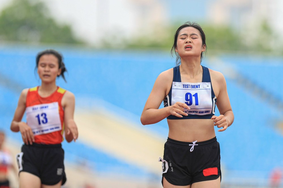 Chez les hommes, les principaux espoirs de médaille d'or reposeront sur Nguyen Thanh Ngung et Vo Xuan Vinh (20 km marche, relais 4 x 400 mètres), Nguyen Van Lai (5.000 mètres), Hoang Nguyen Thanh (marathon). Chez les femmes, les espoirs de médaille d'or reposent sur Quach Thi Lan, Nguyen Thi Huyen (400 mètres, 400 mètres haies, relais 4x400 mètres), Khuat Phuong Anh (800 mètres), Nguyen Thi Oanh (1.500 mètres, 3.000 mètres haies, 5.000 mètres), Pham Thi Hong Le (10.000 mètres), Do Quoc Luat, Nguyen Trung Cuong (3.000 mètres haies, relais mixte 4x400 mètres). Aux SEA Games 30 aux Philippines en 2019, l'équipe vietnamienne d'athlétisme a décroché 16 médailles d'or, 12 d'argent et 10 de bronze, prenant la première place. Photo: VietnamPlus