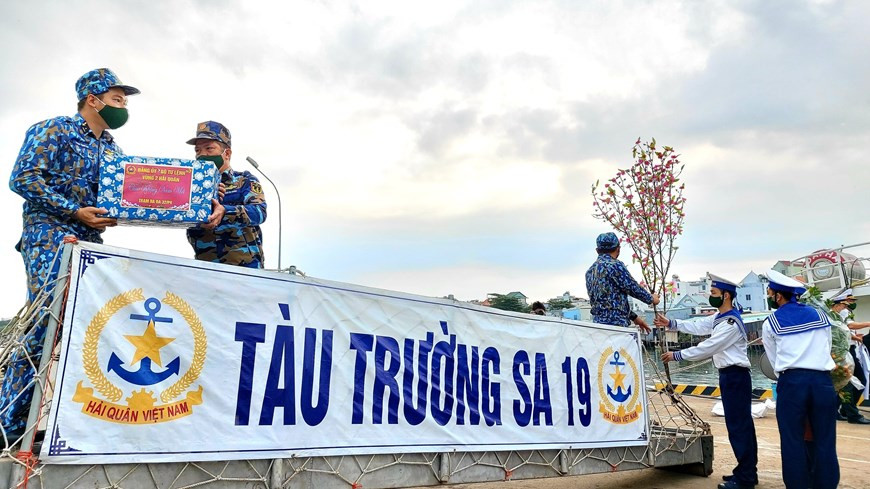 Des soldats embarquent des cadeaux et des branches de pêcher avant le départ du navire Truong Sa 19. Photo: VNA 