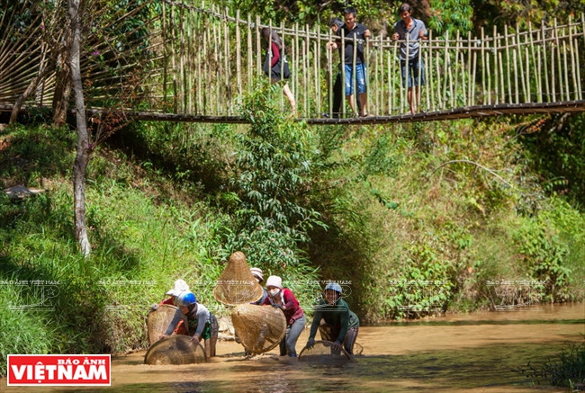 Des touristes pêchent dans la rivière.