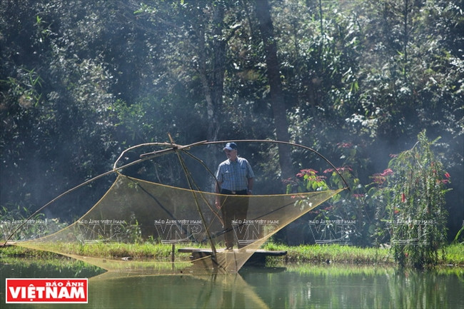Les touristes étrangers aiment la beauté sauvage de l’auberge Ma Rung.
