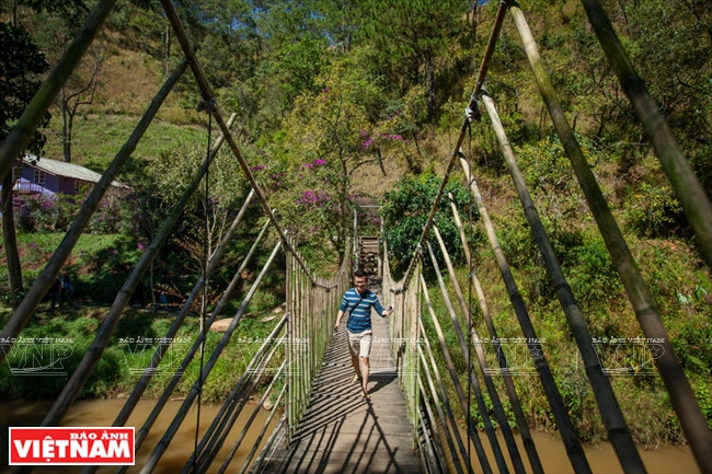 Un pont suspendu enjambe la rivière.