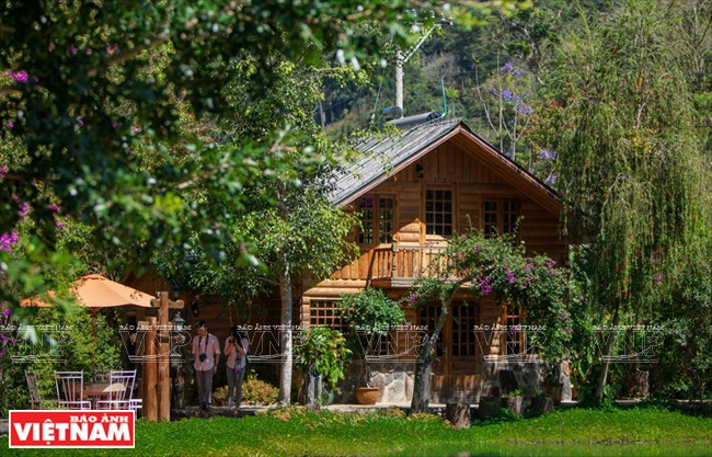 Des maisons réservées aux touristes, d'une architecture locale.