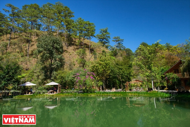 De petites maisons donnent sur le lac.