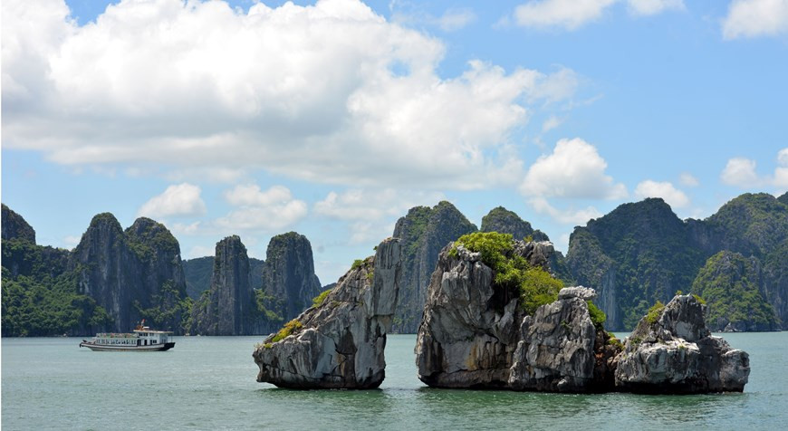 La baie est située à l'ouest du golfe du Tonkin, dans les eaux appartenant aux villes de Ha Long, de Cam Pha et une partie du district insulaire de Van Don. Photo: VNA