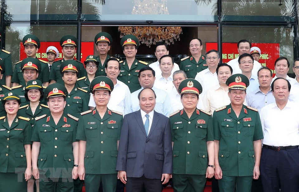Le Premier ministre Nguyen Xuan Phuc et des responsables du groupe Viettel