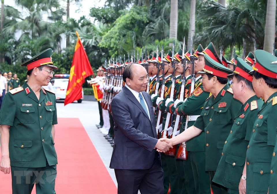Le Premier ministre Nguyen Xuan Phuc serre la main du ministre de la Défense Ngo Xuan Lich