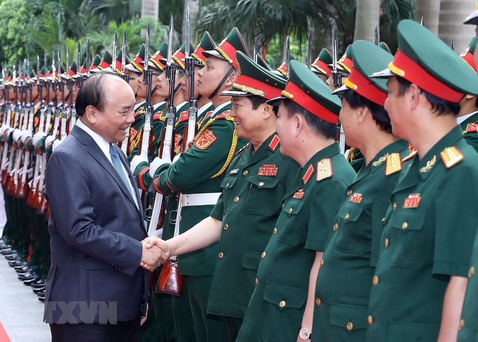Le Premier ministre Nguyen Xuan Phuc serre la main du ministre de la Défense Ngo Xuan Lich