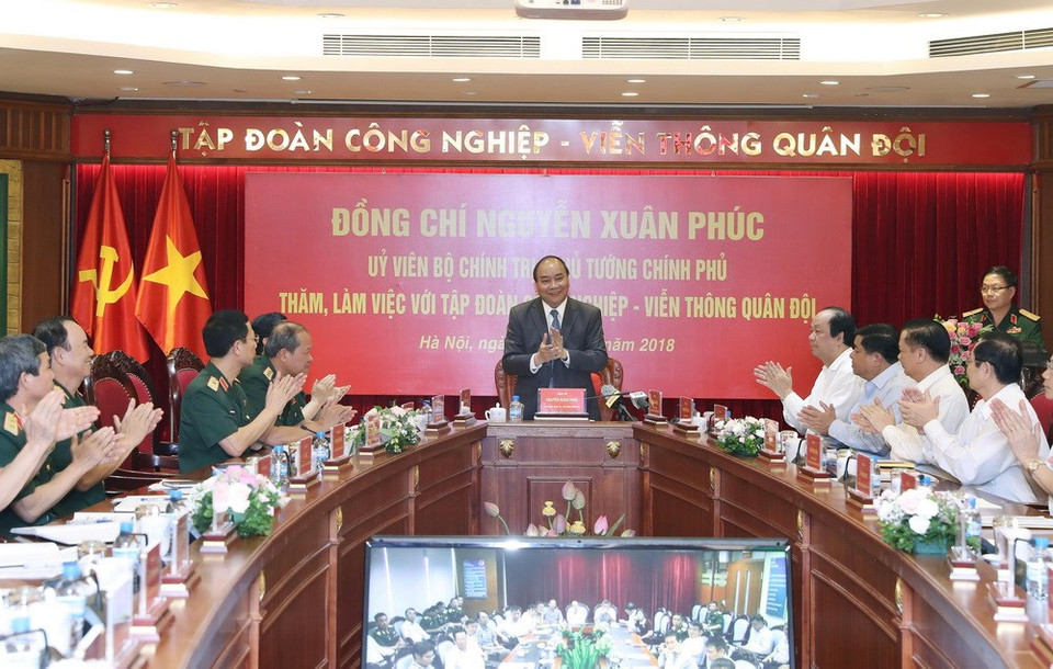 Le Premier ministre Nguyen Xuan Phuc à la séance de travail avec des responsables du groupe Viettel