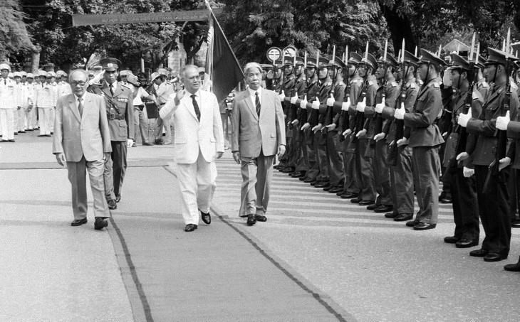  Le Secrétaire général du Parti Do Muoi (1er à partir de la droite) et le président du Conseil d'Etat Vo Chi Cong (3e à partir de la droite) président la cérémonie d’accueil de Kaysone Phomvihane, président du Comité central du Parti révolutionnaire populaire du Laos et président lao, en visite d’amitié officielle au Vietnam, le 12 octobre 1991 à Hanoï. Photo: VNA